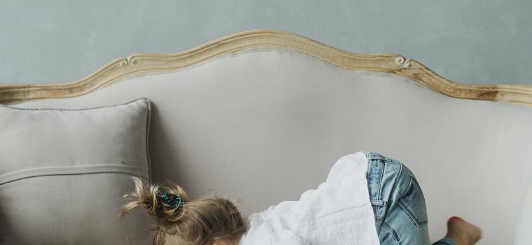 sofa met kindje pexels ksenia chernaya