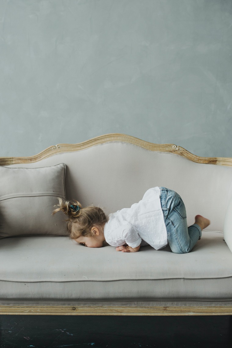 sofa met kindje pexels ksenia chernaya